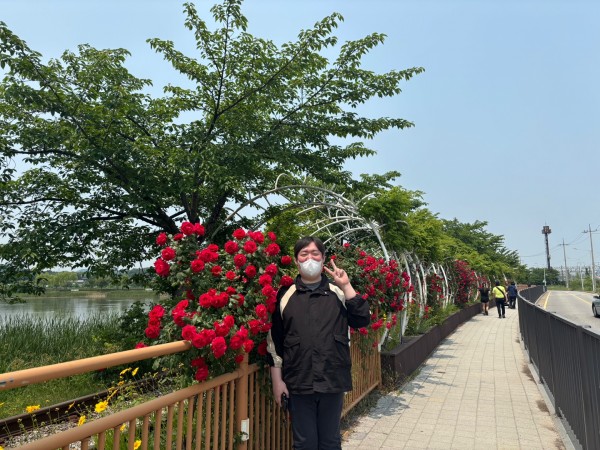 활동이 끝나고 꽃과 함께 촬영한 사진