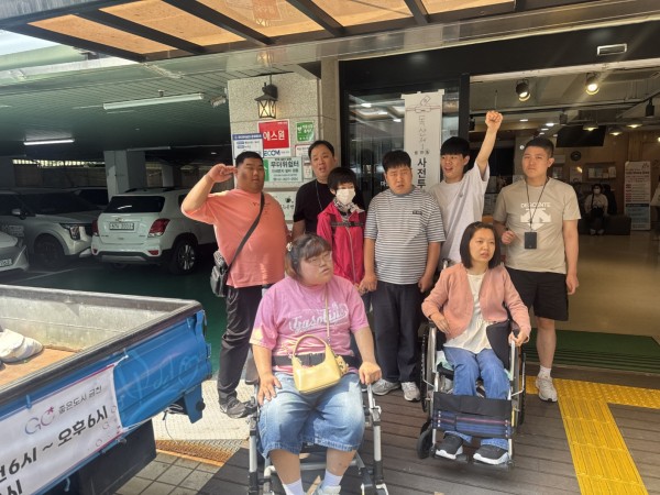 투표를 마치고 단체 인증샷