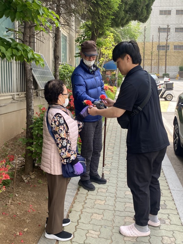 지역주민께 꽃을 나누어드리는 모습