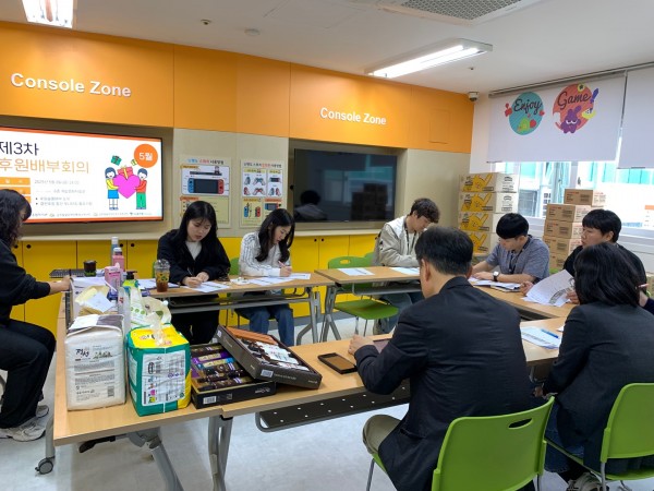 함께 이야기를 나누고 있는 모습