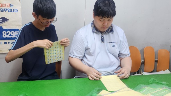 직무를 수행하면서 집중하는 모습