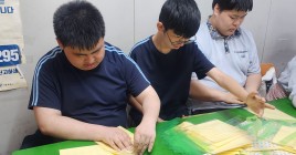 직업재활시설 실습에 참여하여 스티커 작업을 하는 모습