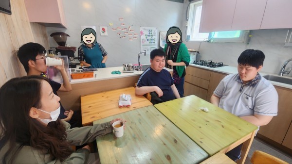 직업재활시설에 대한 설명을 듣는 모습