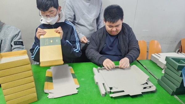 상자 뚜껑과 상자몸체를 조립하는 모습
