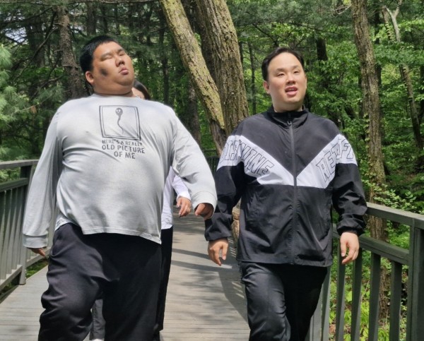 호암산 데크길에서 금빛4실 친구들이 힘차게 걷기하고 있어요