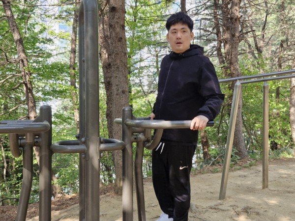 산책활동 중 운동기구에 열심인 금빛4실 친구