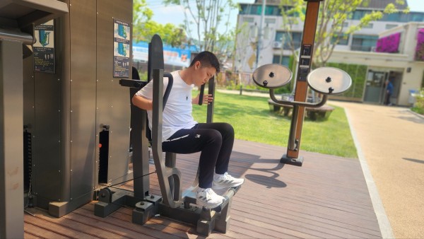 동네 공원산책할 때 트랙도 돌고 운동기구도 해요