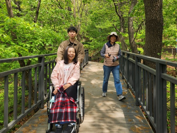 산책 활동 중 금빛2실 친구의 미소가 참 예쁘네요