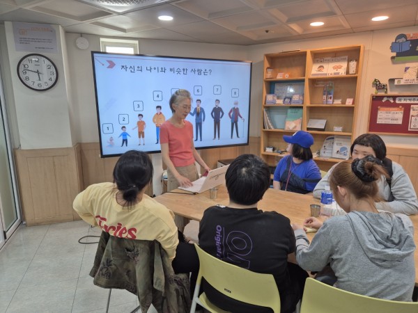강사님이 수업을 진행하는 모습