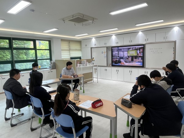 면접 매너에 관한 영상시청하는 모습