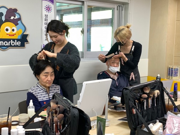 정화예술대학교에서 머리를 손질해주고 있는 모습