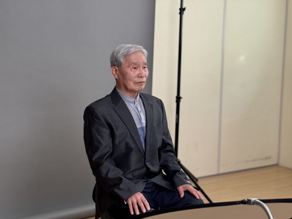 밝은 표정으로 사진을 찍고 있는 모습