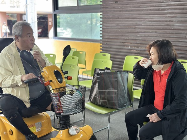 커피를 마시고 있는 이용인의 모습