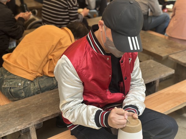 옹기 밑바닥에 본인 이름을 적고 있는 모습