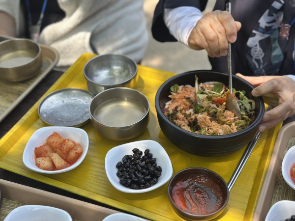 비빔밥을 맛있게 비비고 있는 모습