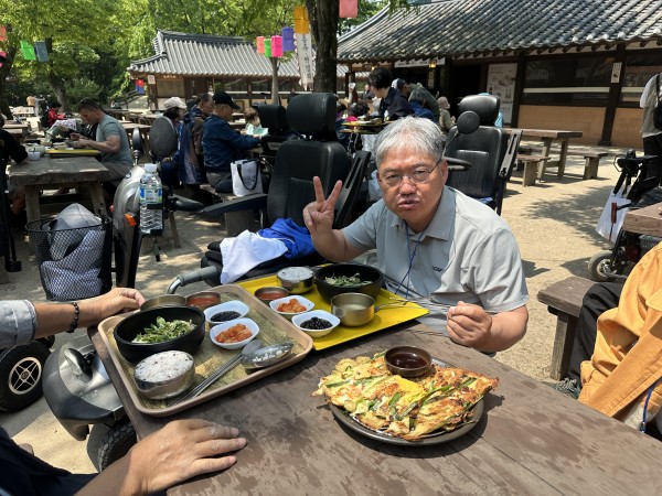 맛있게 음식을 먹고 있는 사진