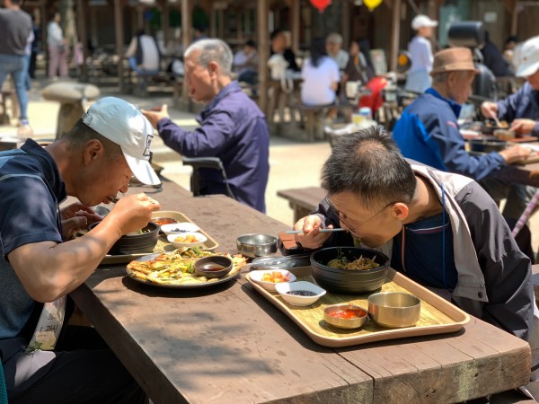 비빔밥을 한큰술 가득 퍼 맛있게 먹고 있는 모습