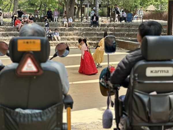 공연을 관람하는 모습