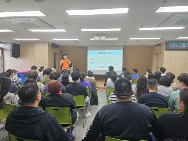 심폐소생술에 대해서 설명하는 모습