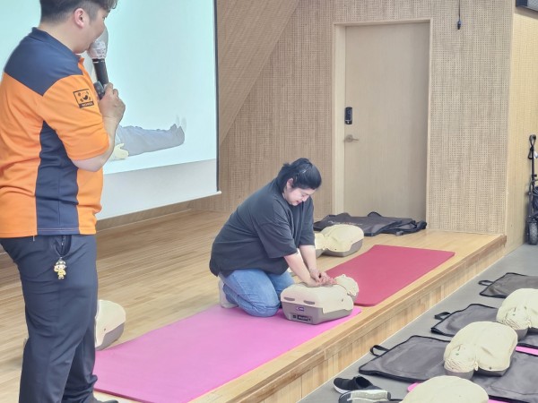 대표로 시범을 보이는 모습