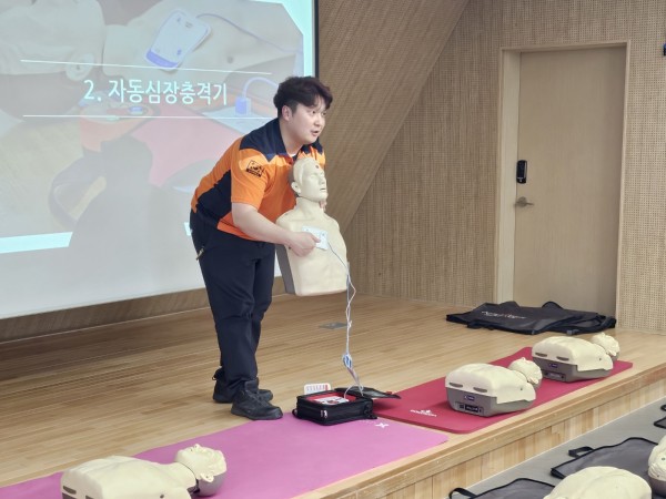 자동제세동기에 대해서 설명해주는 모습