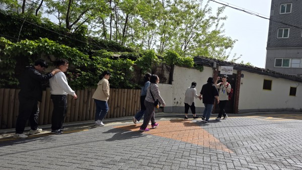 독산 파출소로 이동하는 모습