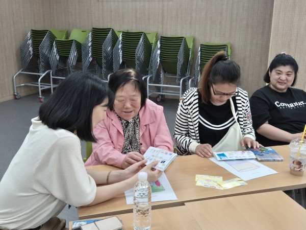 담당자와 함께 명패에응원스티커를 붙이는 모습