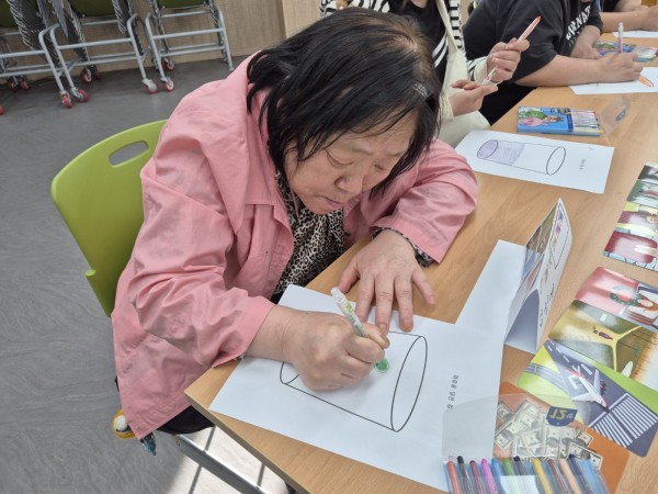 마음을 담은 컵이라는 주제의 활동지 안을 색칠하는 모습