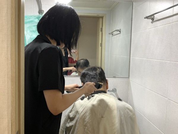 가정 방문하여 미용 진행하는 모습