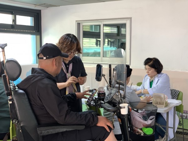 수지침 후 테이프 붙여주는 모습