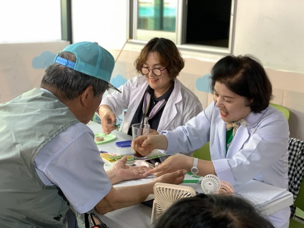 수지침 받고 좋아하는 모습