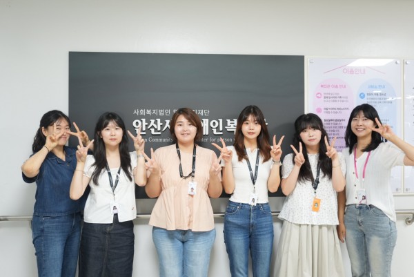 기관견학 이후 안산시장애인복지관 앞에서 촬영한 단체사진
