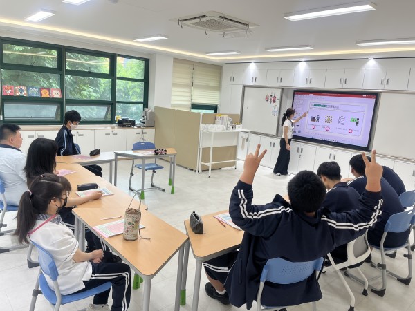 안전사고 교육을 듣는 모습