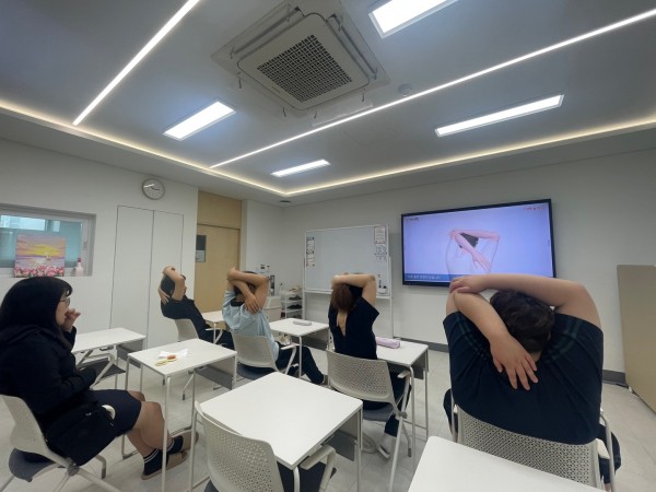 영상을 시청하며 스트레칭 활동을 따라하는 모습