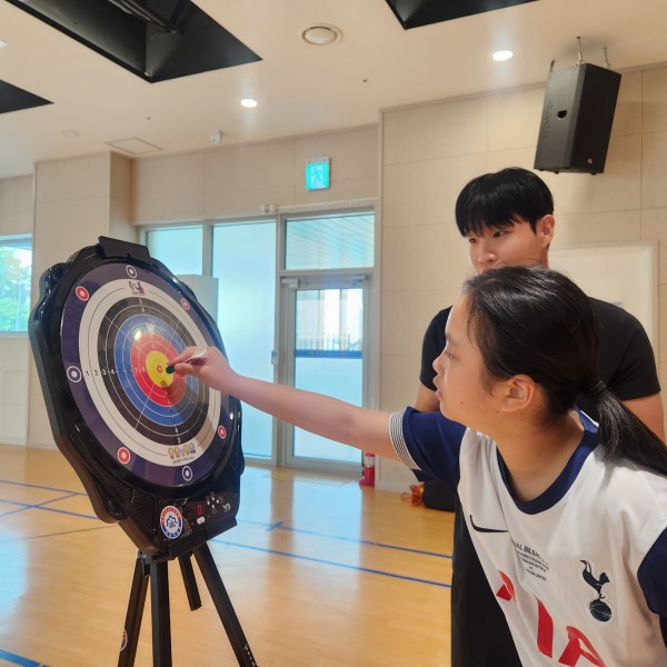 과녁 정중앙을 맞추는 모습