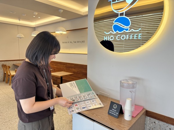 설치된 AAC 메뉴판을 보는 모습