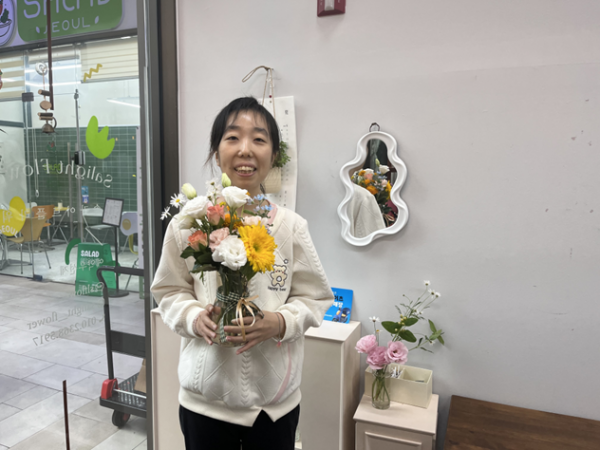 완성된 꽃과 함께 찍은 사진