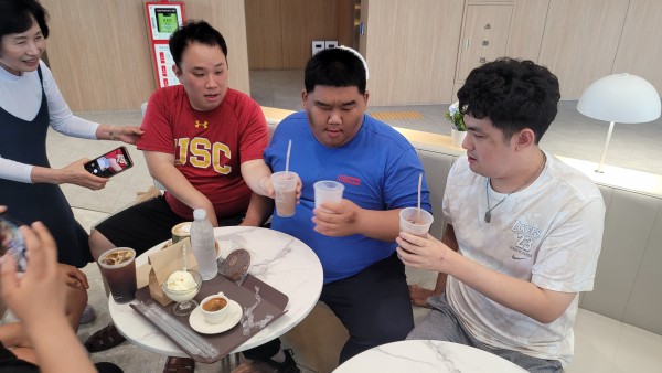 주문한 음료를 맛있게 먹고 있어요