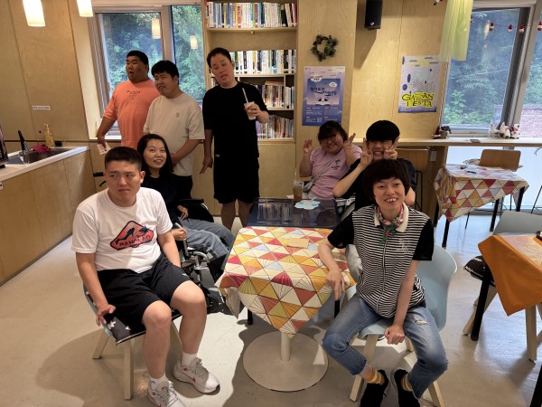 카페에서 예쁜포즈 한컷