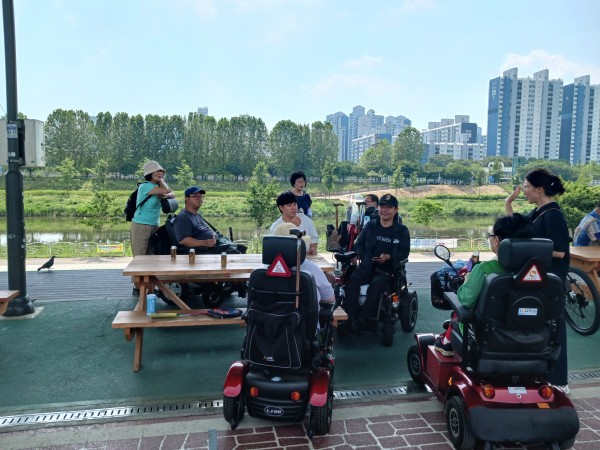 운동이야기를 나누는모습