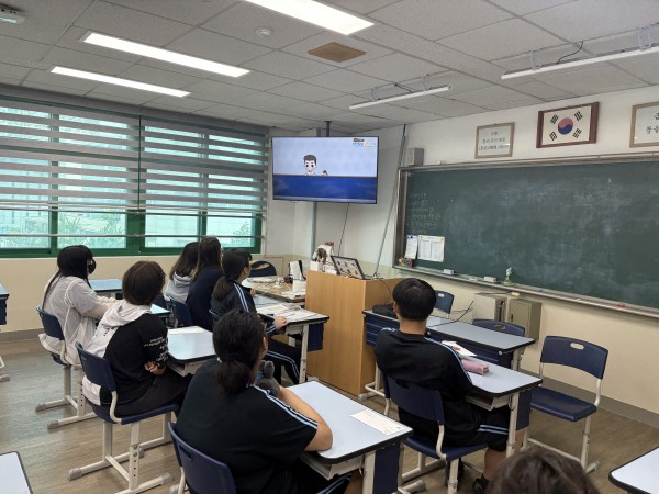교육을 듣는 금천고 학생들의 모습