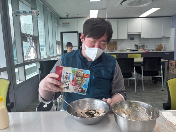 주먹밥을 만들며 필요한 재료들을 추가해서 넣는 모습의 사진