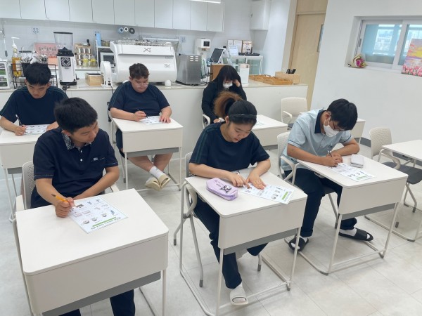 활동지를 작성하는 모습