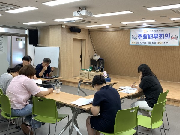 회의를 하고 있는 모습