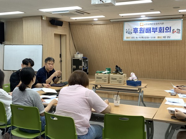 모니터링 내용을 고융하고 있는 모습