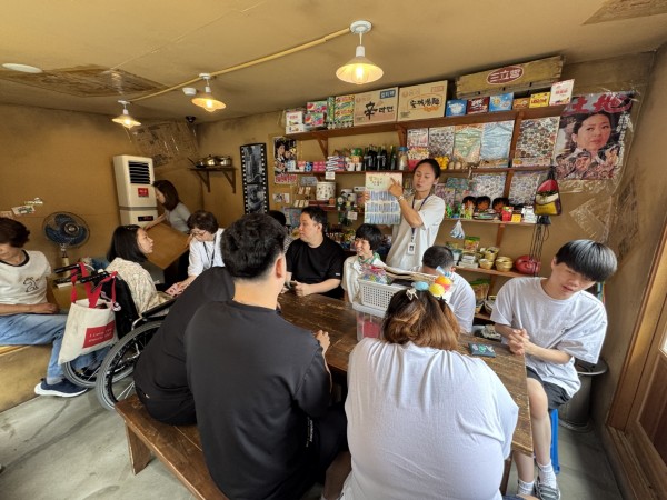가죽공예 설명을 들으며