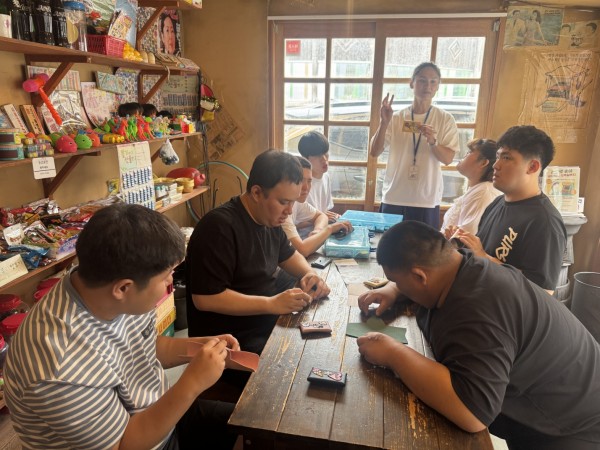 동전지갑을 만드는 모습