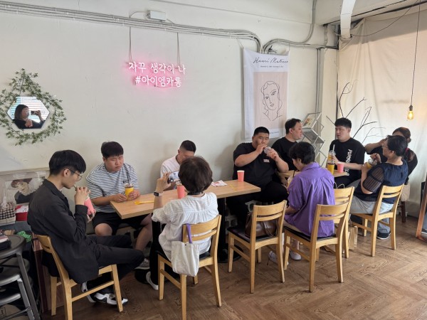 카페에서 시원한 음료를 마시며