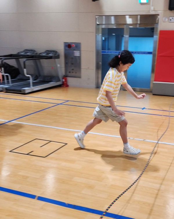 낮은 줄을 넘는 초등반의 모습