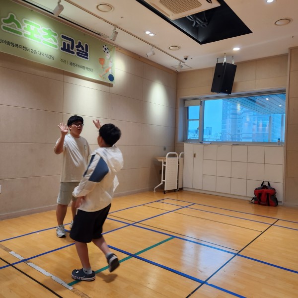 하이파이브로 릴레이 달리기 하는 모습